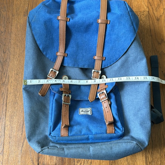 🎒Herschel Retreat blue backpack with striped lining and brown leather trim. - Picture 9 of 12